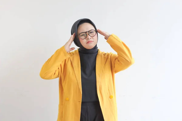 Schöne Junge Asiatische Muslimin Trägt Brille Und Gelben Blazer Kratzt — Stockfoto