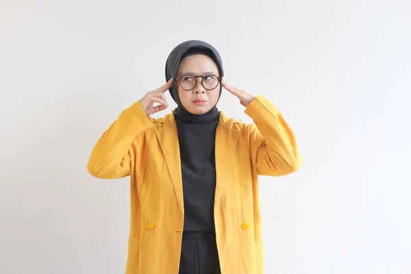 年轻美丽的亚洲穆斯林女人 戴着眼镜 身穿黄衫 满头皱纹 脸上带着困惑的 孤立的白色背景 — 图库照片