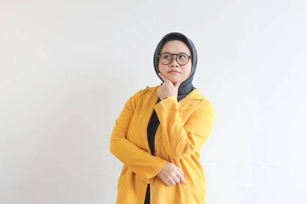 Krásná Mladá Asijská Muslimka Nosí Brýle Žluté Sako Myšlení Izolované — Stock fotografie