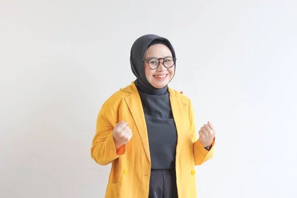 Bela Jovem Mulher Muçulmana Asiática Vestindo Óculos Blazer Amarelo Com — Fotografia de Stock