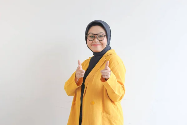 Гарна Молода Азійська Мусульманка Окулярах Хіджаб Одягнена Жовтий Блейзер Посміхаються — стокове фото