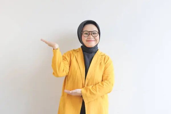 Linda Jovem Mulher Muçulmana Asiática Vestindo Óculos Blazer Amarelo Mostrando — Fotografia de Stock