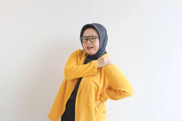 Молода Азіатська Мусульманка Одягнена Окуляри Жовтий Блейзер Має Біль Спині — стокове фото