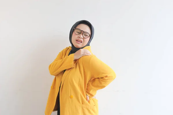 Güzel Asyalı Müslüman Kadın Gözlüklü Sarı Ceketli Beyaz Arka Planda — Stok fotoğraf