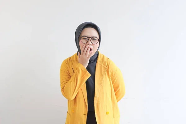 Linda Jovem Mulher Muçulmana Asiática Vestindo Óculos Blazer Amarelo Bocejando — Fotografia de Stock