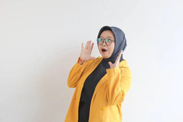 Красивая Молодая Азиатская Мусульманка Очках Жёлтом Пиджаке Шокированным Выражением Лица — стоковое фото
