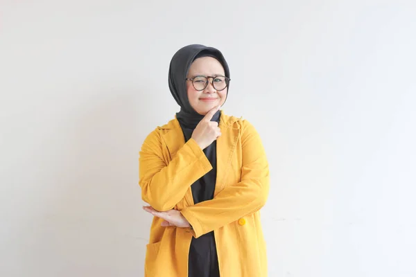 Jovem Bela Mulher Muçulmana Asiática Vestindo Óculos Blazer Amarelo Pensando — Fotografia de Stock