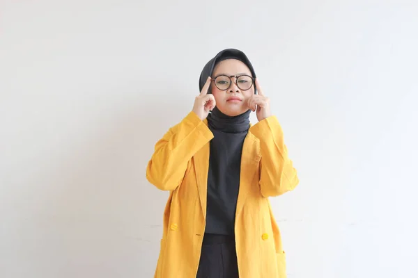 Wanita Muda Muslim Asia Yang Cantik Mengenakan Jaket Kuning Melihat — Stok Foto