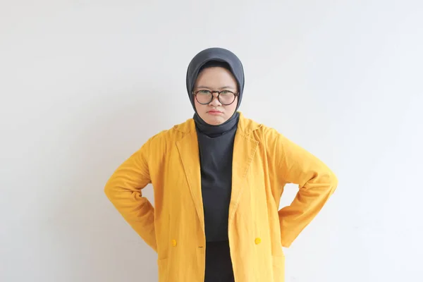 Νεαρή Όμορφη Ασιάτισσα Μουσουλμάνα Γυναίκα Φοράει Γυαλιά Και Κίτρινο Σακάκι — Φωτογραφία Αρχείου