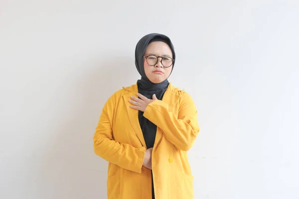 Mulher Muçulmana Asiática Bonita Jovem Óculos Colocando Ambas Mãos Peito — Fotografia de Stock