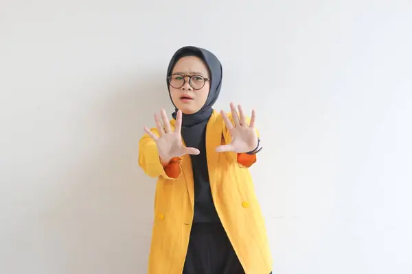 Beautiful Young Asian Muslim Woman Wearing Glasses Yellow Blazer Scared — Stock Photo, Image