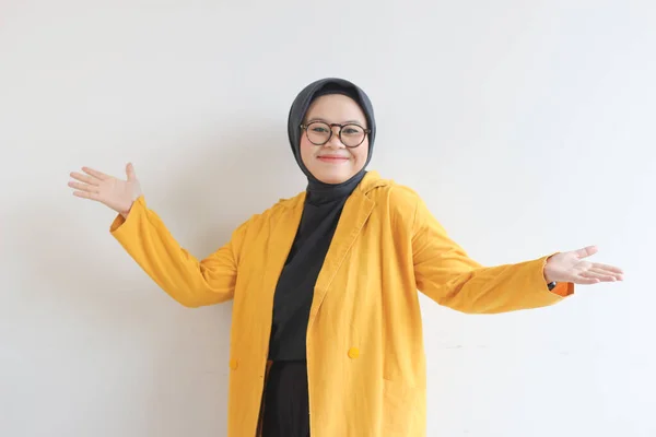 Bella Giovane Asiatica Musulmana Occhiali Hijab Giacca Gialla Sorridente Fiducioso — Foto Stock