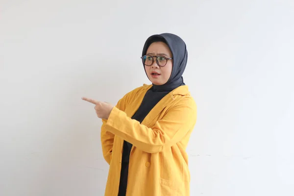 Krásná Mladá Asijská Muslimka Brýlích Hidžáb Sobě Žluté Sako Oběma — Stock fotografie