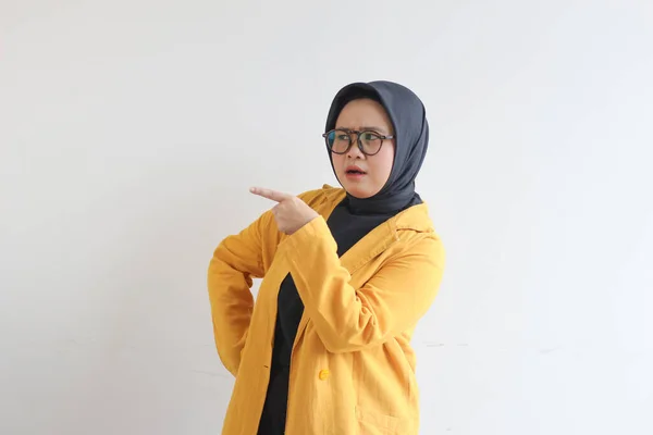 美しい若いアジア系イスラム教徒の女性が眼鏡をかけ ヒジャーブをかけ 両手で黄色のブレザーを身に着けています — ストック写真