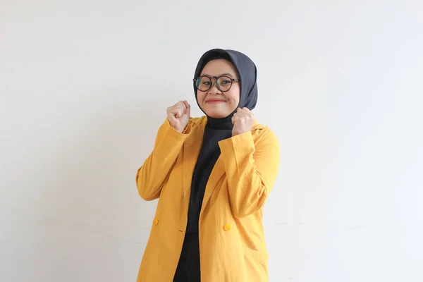 Junge Schöne Asiatische Muslimin Trägt Brille Und Gelben Blazer Mit — Stockfoto