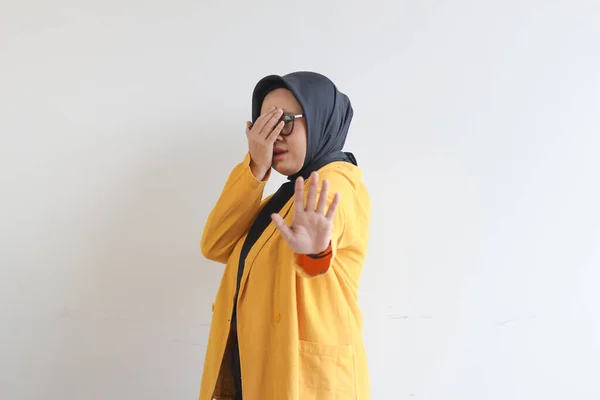 Гарна Молода Мусульманка Азії Одягнена Окуляри Жовтий Блезер Закриває Один — стокове фото