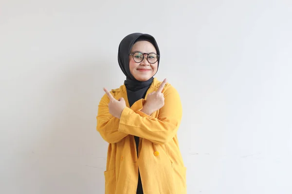 ヒジャーブ 黄色のブレザーを身に着けている美しい若いアジアのイスラム教徒の女性は自信を持って笑顔と白の背景に隔離された上を指して両手で幸せ 広告コンセプト — ストック写真
