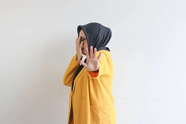 Красивая Молодая Азиатская Мусульманка Очках Жёлтом Блейзере Покрывающем Часть Лица — стоковое фото