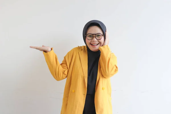 Hermosa Joven Musulmana Asiática Con Gafas Chaqueta Amarilla Mostrando Las —  Fotos de Stock