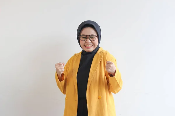 Schöne Junge Asiatische Muslimin Trägt Eine Brille Und Einen Gelben — Stockfoto