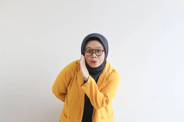 Schöne Junge Asiatische Muslimin Trägt Brille Und Gelben Blazer Flüsternder — Stockfoto