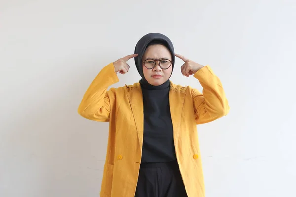 Gözlüklü Sarı Ceketli Güzel Asyalı Genç Müslüman Kadın Beyaz Arka — Stok fotoğraf
