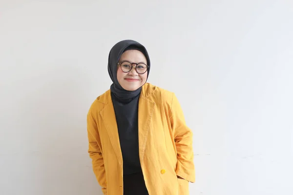 Молода Азіатська Мусульманка Одягнена Окуляри Жовтий Блейзер Щасливим Усміхненим Обличчям — стокове фото