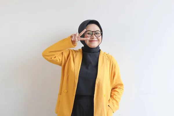 Schöne Junge Asiatische Muslimin Mit Brille Und Gelbem Blazer Gestikuliert — Stockfoto