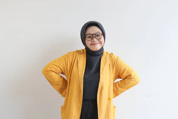 Genç Güzel Asyalı Müslüman Kadın Gözlüklü Sarı Ceketli Gülen Yüz — Stok fotoğraf
