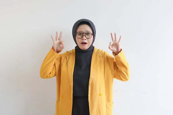 Beautiful Young Asian Muslim Woman Wearing Glasses Yellow Blazer Hand — Stock Photo, Image