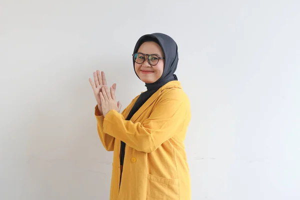 Mladý Krásný Asijské Muslim Žena Nosí Brýle Žluté Sako Veselým — Stock fotografie