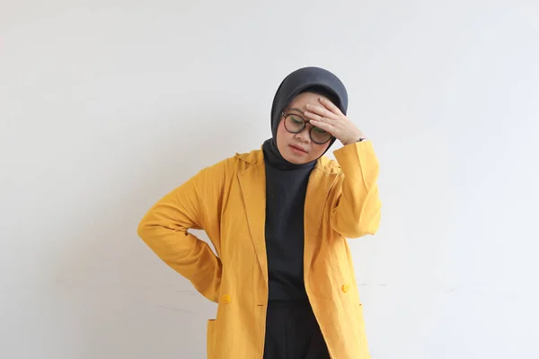 年轻美丽的亚洲穆斯林妇女 戴着眼镜 头戴黄色夹克 头戴头罩 白色背景 头戴头罩 — 图库照片