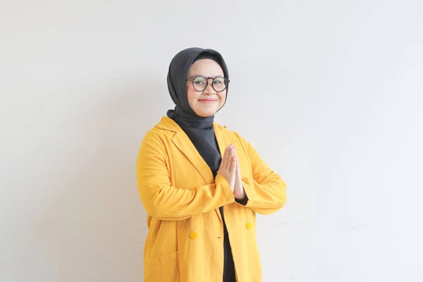 Krásná Mladá Asiatka Brýlích Hidžáb Sobě Žluté Sako Pózující Namaste — Stock fotografie