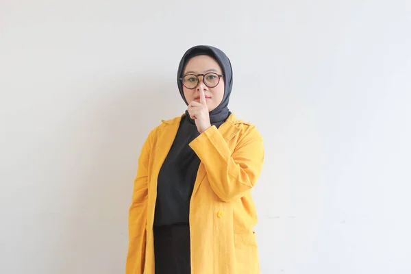 Piękna Młoda Muzułmanka Azjatycka Okularach Żółtej Marynarce Nie Robić Hałasu — Zdjęcie stockowe