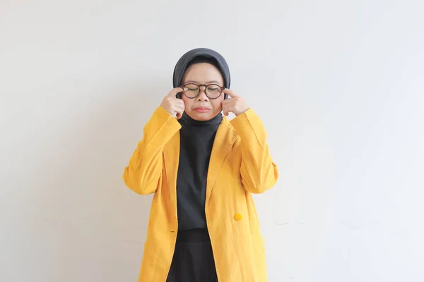 Вродлива Мусульманка Азії Одягнена Окуляри Жовтий Блейзер Сумним Виразом Ізольованим — стокове фото