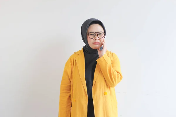 Joven Hermosa Mujer Musulmana Asiática Con Gafas Chaqueta Amarilla Con —  Fotos de Stock