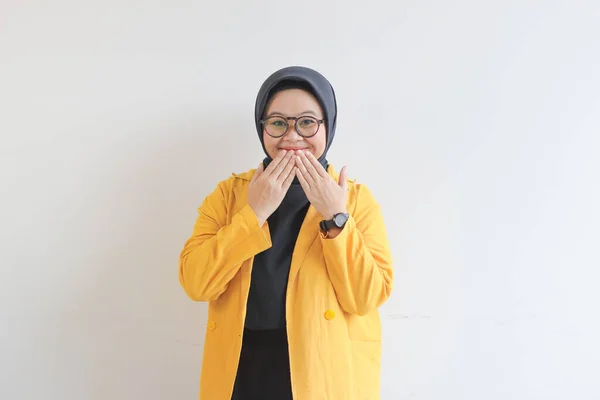 年轻美丽的亚洲穆斯林妇女 戴着眼镜 身穿黄衫 笑容满面 与白色背景隔离 — 图库照片