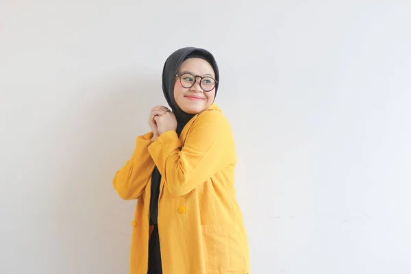 Jeune Belle Femme Musulmane Asiatique Portant Des Lunettes Blazer Jaune — Photo