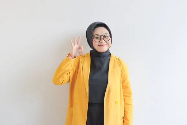 Güzel Asyalı Genç Müslüman Bir Kadın Gözlüklü Sarı Ceketli Hareketleriyle — Stok fotoğraf