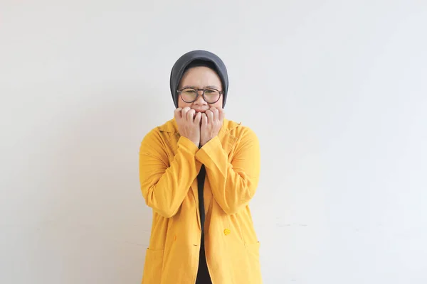 Красивая Молодая Азиатская Мусульманка Очках Жёлтом Пиджаке Испуганным Выражением Лица — стоковое фото