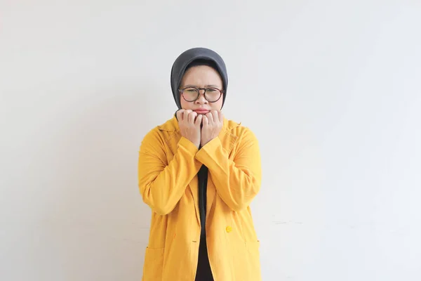 Kaunis Nuori Aasialainen Musliminainen Yllään Lasit Keltainen Bleiseri Peloissaan Kasvot — kuvapankkivalokuva
