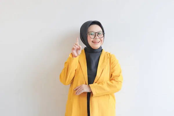 Молодая Красивая Азиатская Мусульманка Очках Желтом Блейзере Жестом Номер Знак — стоковое фото