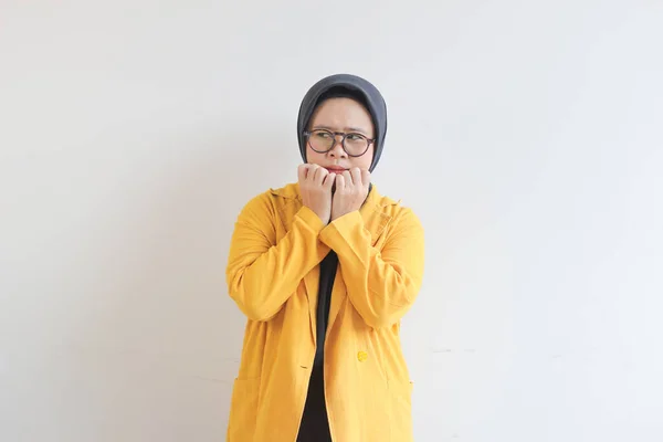 Piękna Młoda Muzułmanka Azjatycka Okularach Żółtej Marynarce Przerażonym Wyrazem Twarzy — Zdjęcie stockowe