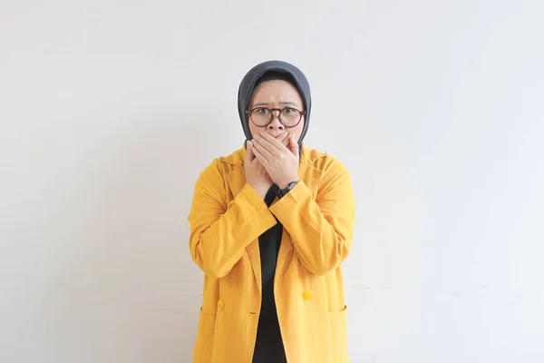 Piękne Młody Azji Muzułmanin Kobieta Noszenie Okularów Żółty Blezer Wstrząśnięty — Zdjęcie stockowe