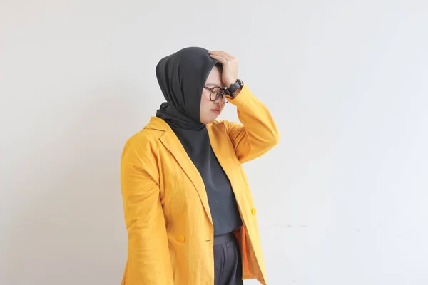 Piękna Młoda Muzułmanka Azjatycka Okularach Żółtej Marynarce Pokazuje Gest Stresu — Zdjęcie stockowe