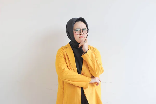 Wanita Muda Muslim Asia Yang Cantik Mengenakan Jaket Kuning Menatap — Stok Foto