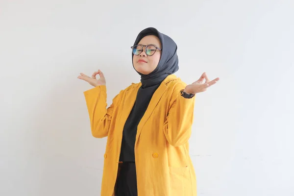 Wanita Muda Muslim Asia Yang Cantik Memakai Kacamata Dan Blazer — Stok Foto