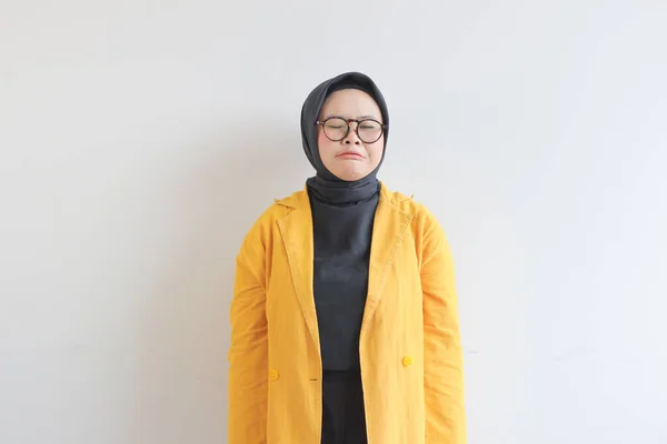 Όμορφη Νεαρή Μουσουλμάνα Ασιάτισσα Φοράει Γυαλιά Και Κίτρινο Σακάκι Λυπητερή — Φωτογραφία Αρχείου
