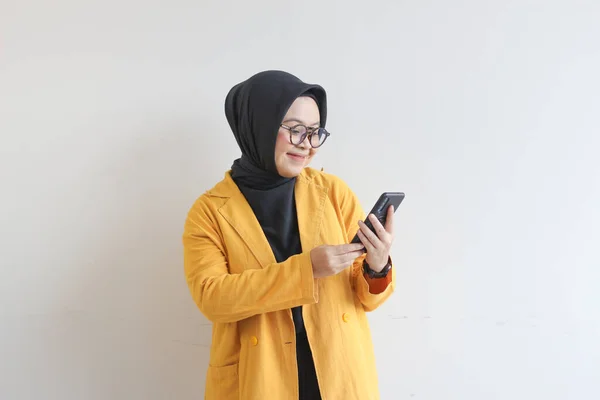 안경을 히잡을 배경에 고립된 전화를 아름다운 아시아인 — 스톡 사진