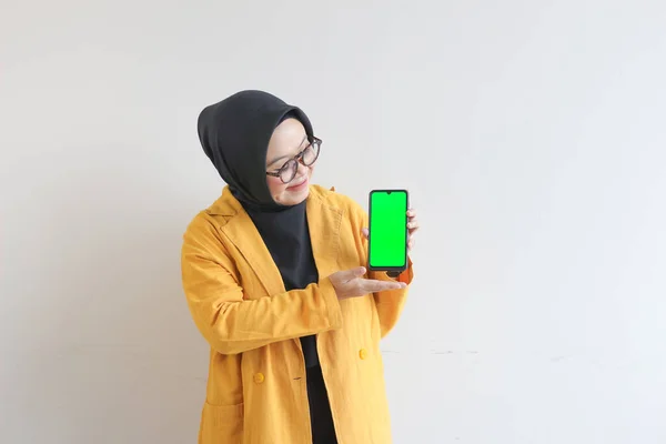 안경을 히잡을 배경에 미소를 스크린 전화를 아름다운 아시아 — 스톡 사진